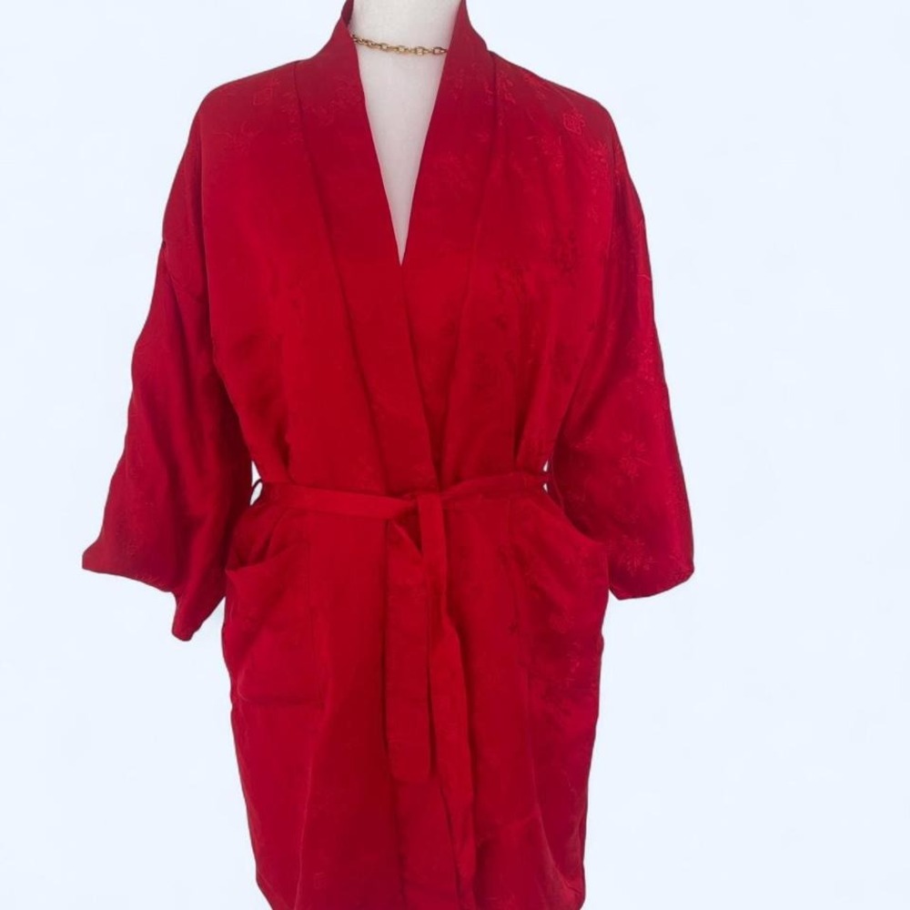 Red silk vintage robe with floral embroidery and tie waist size S|hyg‎